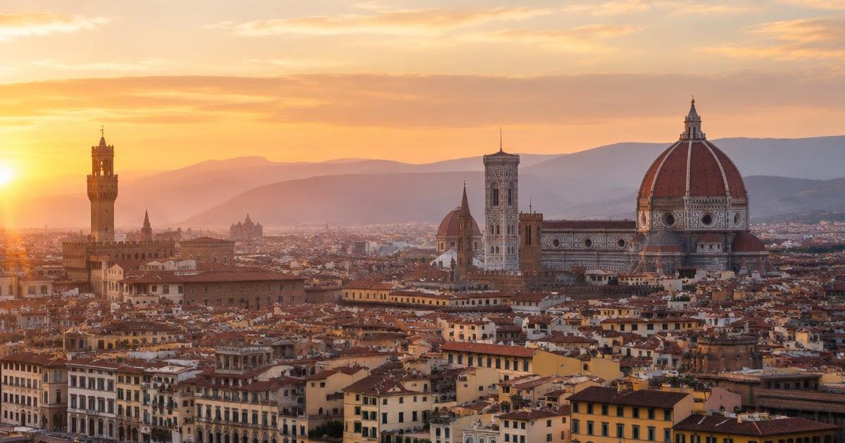 Florencie s katedrálou Santa Maria del Fiore a střechami historického centra při západu slunce
